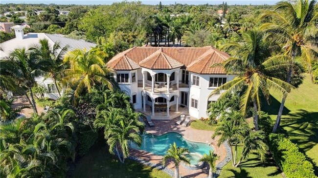 Building Photo - 1320 S Lakeside Dr