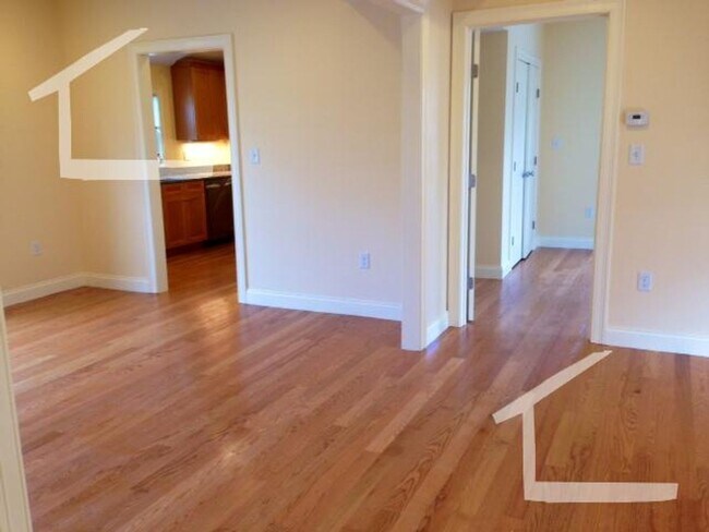 Building Photo - nice 4 bed in Newton