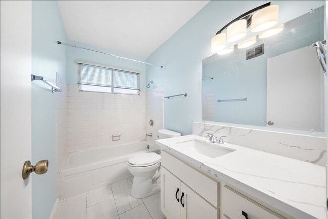 Building Photo - 2549 Notre Dame Dr