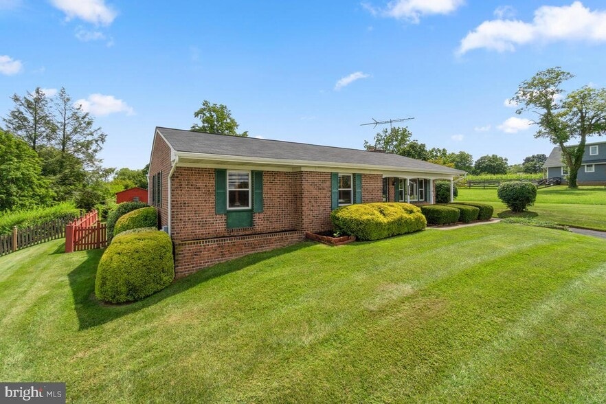 Exterior - 825 Washington Rd