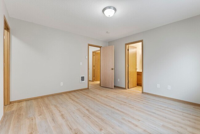 Building Photo - 5Bed/2.5 Bath House available