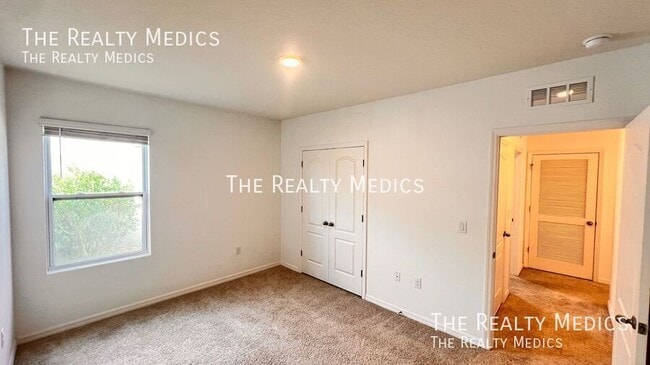 Building Photo - 522 Armoyan Wy