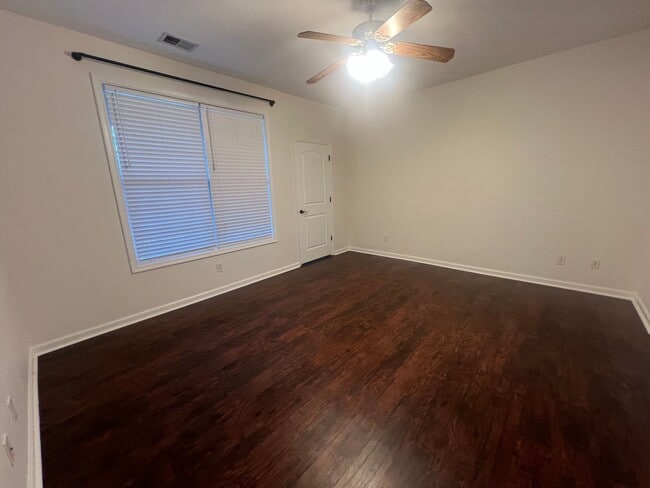 Building Photo - 3 Bedroom 2 Bathroom Condo