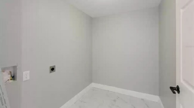 Closet & W/D Hookups - 813 Pinewood Ct