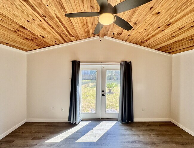 Building Photo - Cute newer home with large fenced yard!