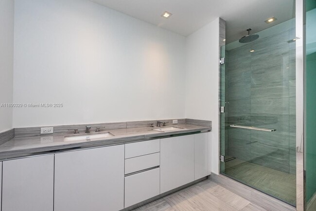 Building Photo - 16901 Collins Ave