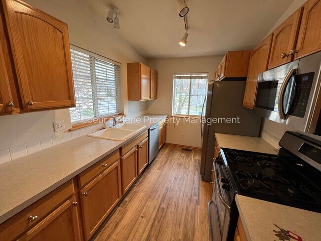 Building Photo - 2 bed townhouse in gated community w/ River access!