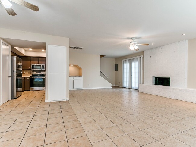 Building Photo - Just remodeled Duplex Home