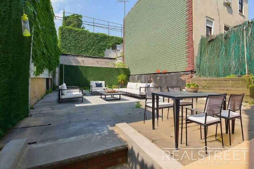 Building Photo - NEW! 3 Bed 2 BA Duplex with Garden in PLG!