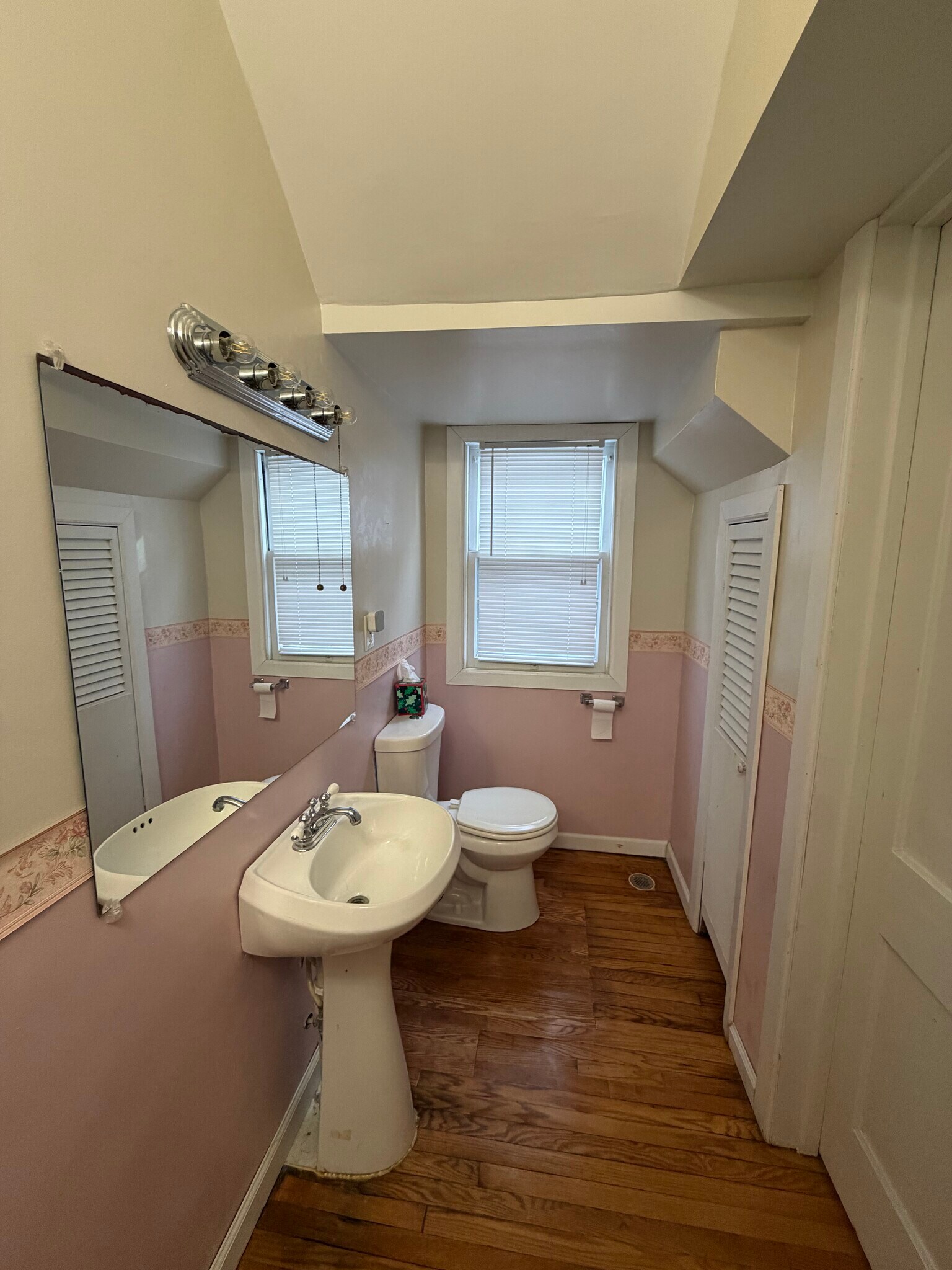 Building Photo - 612 Cherry St