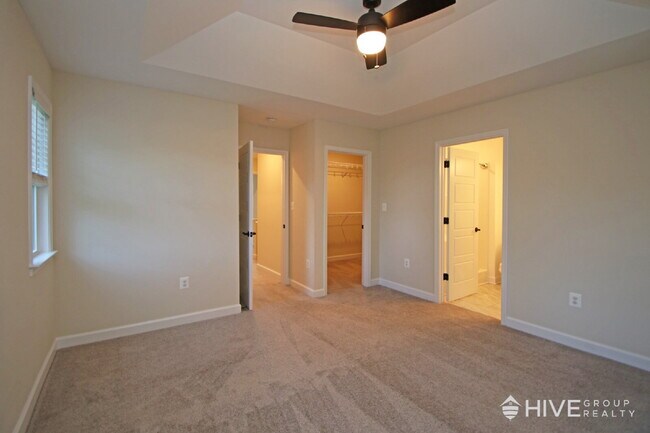 Building Photo - Beautiful End-Unit Townhouse with Pond Vie...
