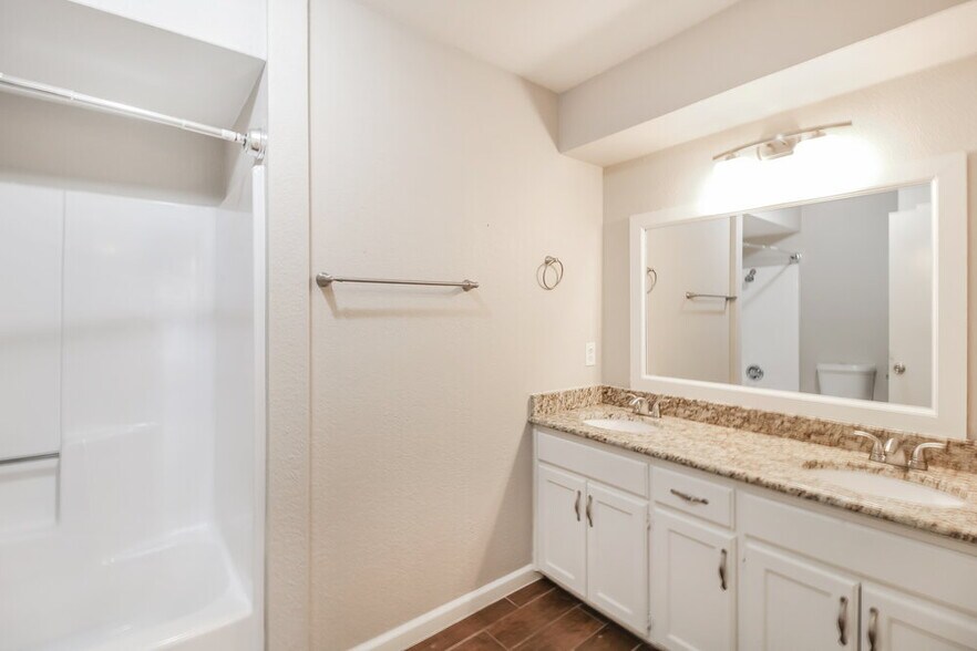 Building Photo - 2601 Valley View Dr