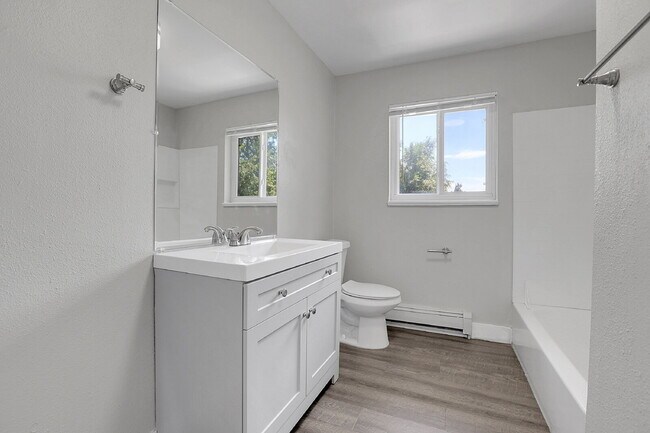 Building Photo - $1,345.00 - 2 Bed, 1 Bath Updated Unit in Denver with In Unit Laundry!