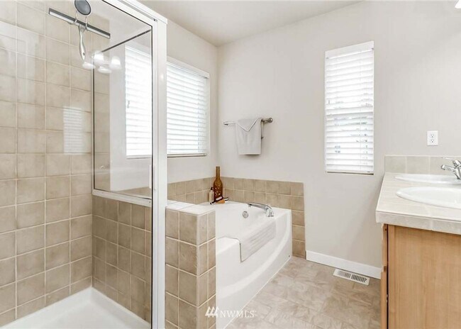 Building Photo - Beautiful Snoqualmie home available for mo...