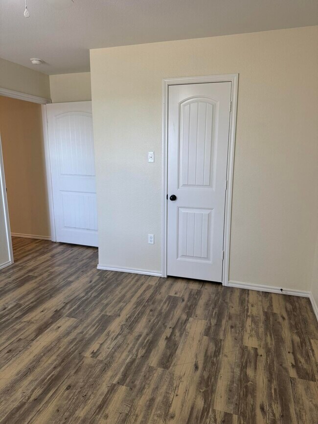 Building Photo - 321 N Sherman Ave