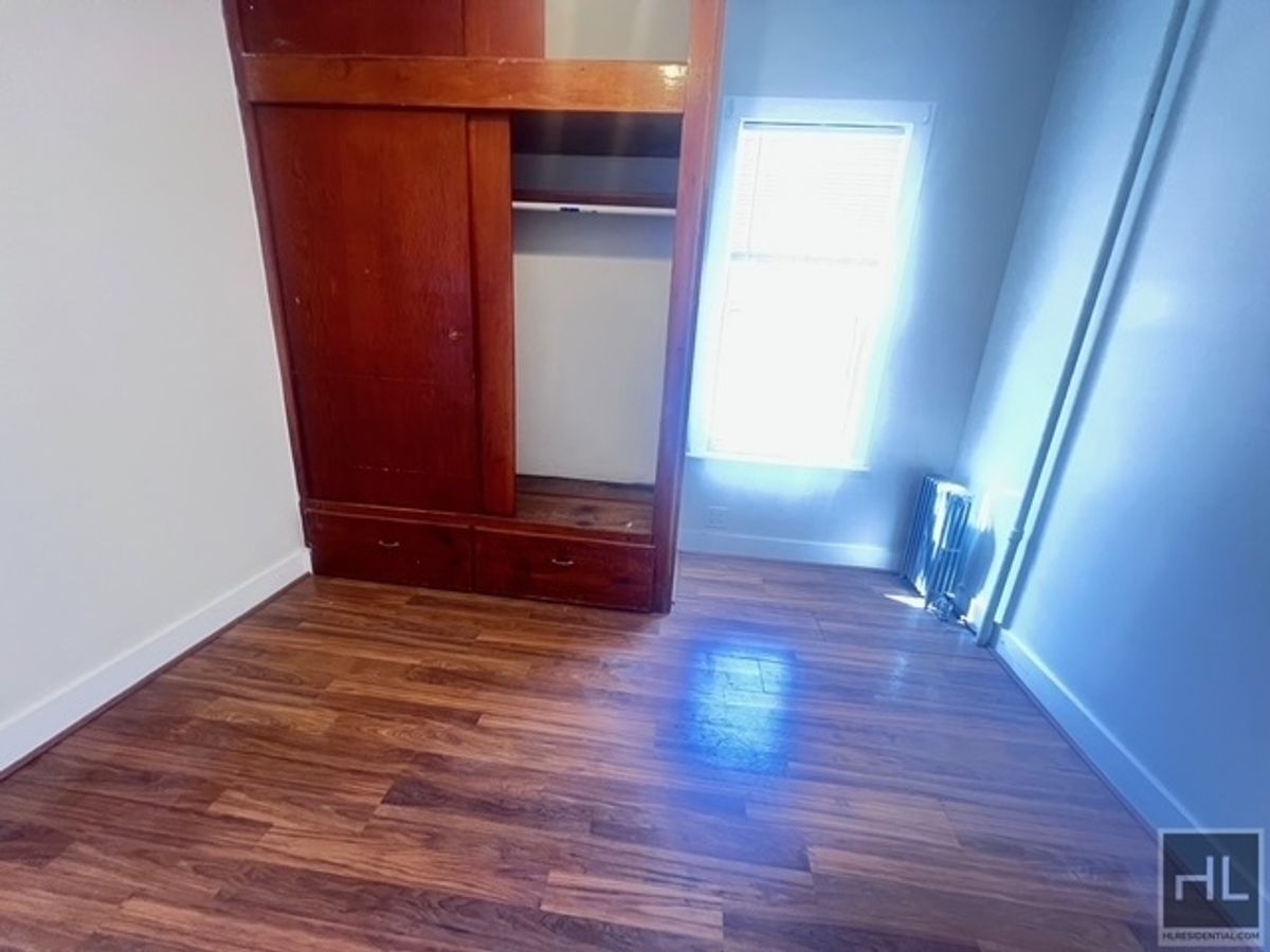 Building Photo - NATURALLY BRIGHT  AND LARGE  3 BEDROOMS  3...