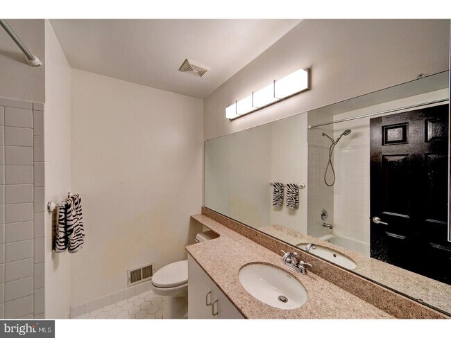 Building Photo - 406 Pebble Creek Ct