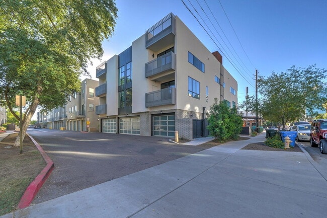 Building Photo - 504 E Roosevelt St