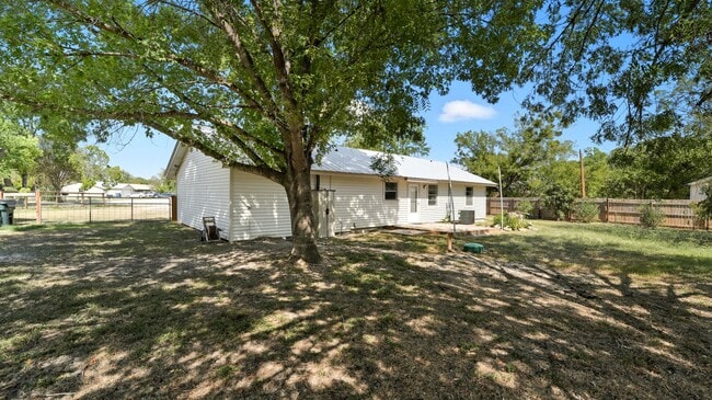 Building Photo - 200 Valley Acres Dr