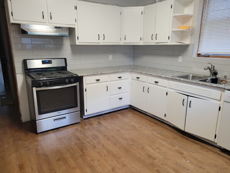 Kitchen - 3752 W Dickens Ave