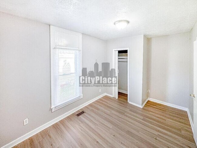 Building Photo - 1319 W 27th St