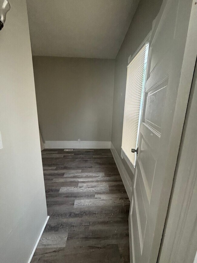 Building Photo - Section 8 Accepted - Spacious 4br/2ba Home