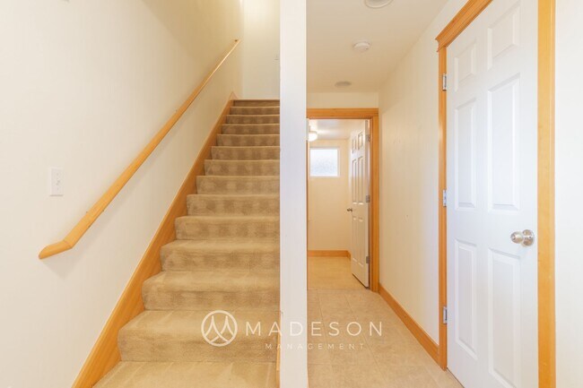 Building Photo - Modern Ballard Townhome | 2 Primary Suites + Office | Garage | Walk to Market ST!