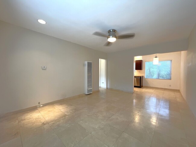 Building Photo - AVAILABLE NOW! 1 Bed 1 Bath FIRST FLOOR Ap...