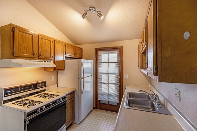 Building Photo - Super cute 2 bedroom townhouse!