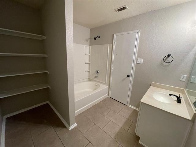 Building Photo - 1512 Queens Brook Ln