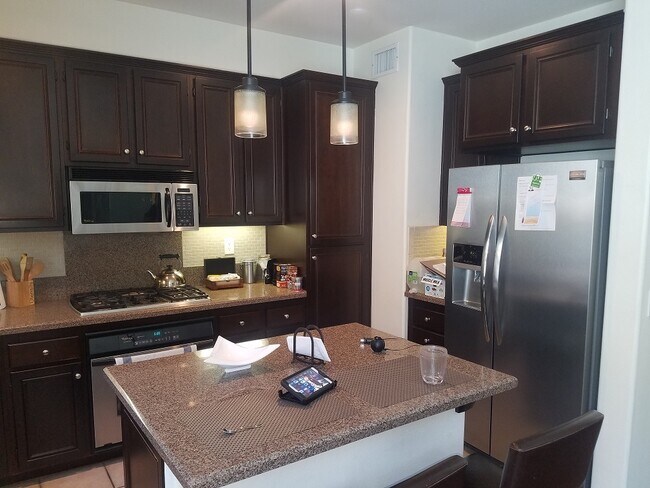 Building Photo - 2 Bedroom with an office!!