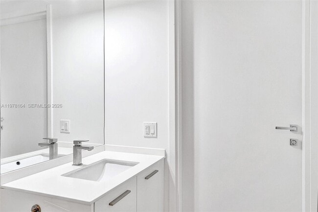 Building Photo - 1300 Brickell Bay Dr