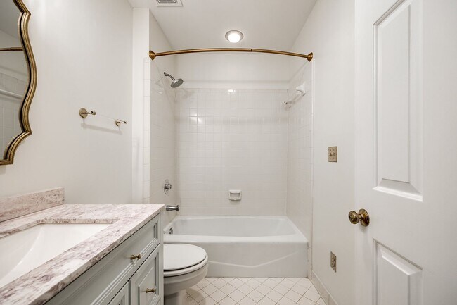 Building Photo - Hard to find Myers Park 2 bed 2 bath 1st floor Gem!
