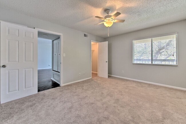 Building Photo - Nice and spacious condo on the 3rd with washer and dryer, near USF and I-75