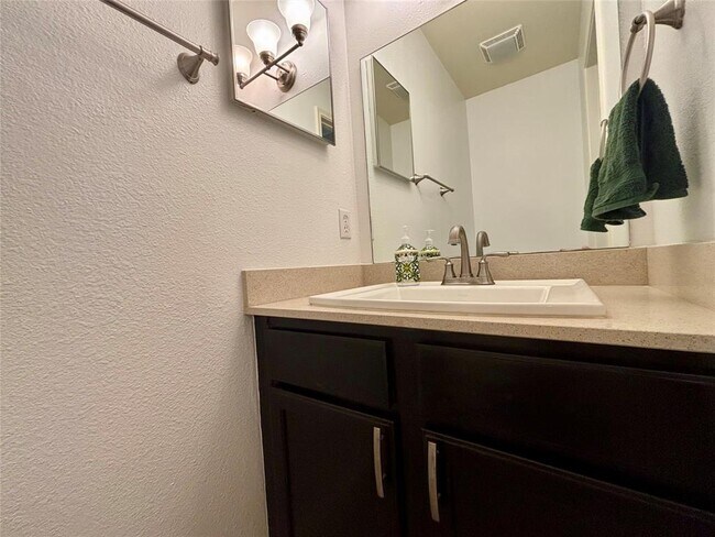 Building Photo - 808 Lone Star Dr