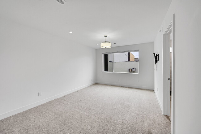 Building Photo - $3,495 = 2 Bed, 2 Bath Townhome in Denver ...