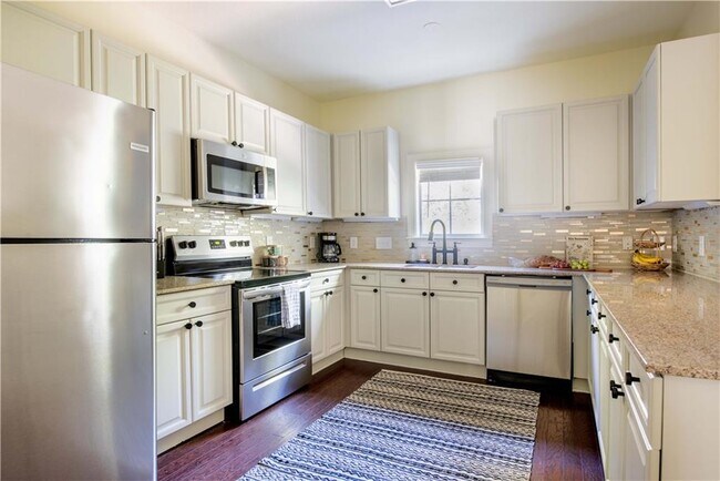 Building Photo - 1402 Markan Dr NE