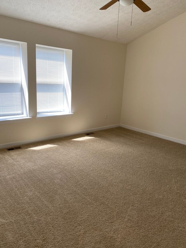 Building Photo - 3 Bedroom, 3.5 Bath Townhouse with Full Fi...