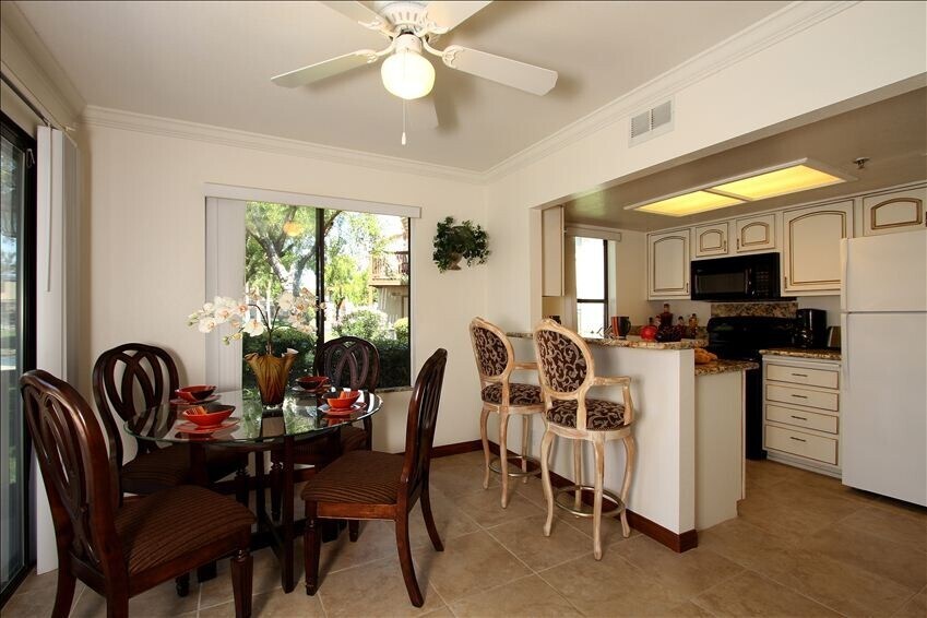 Granit countertops and fully stoked kitchen - 43376 Cook St