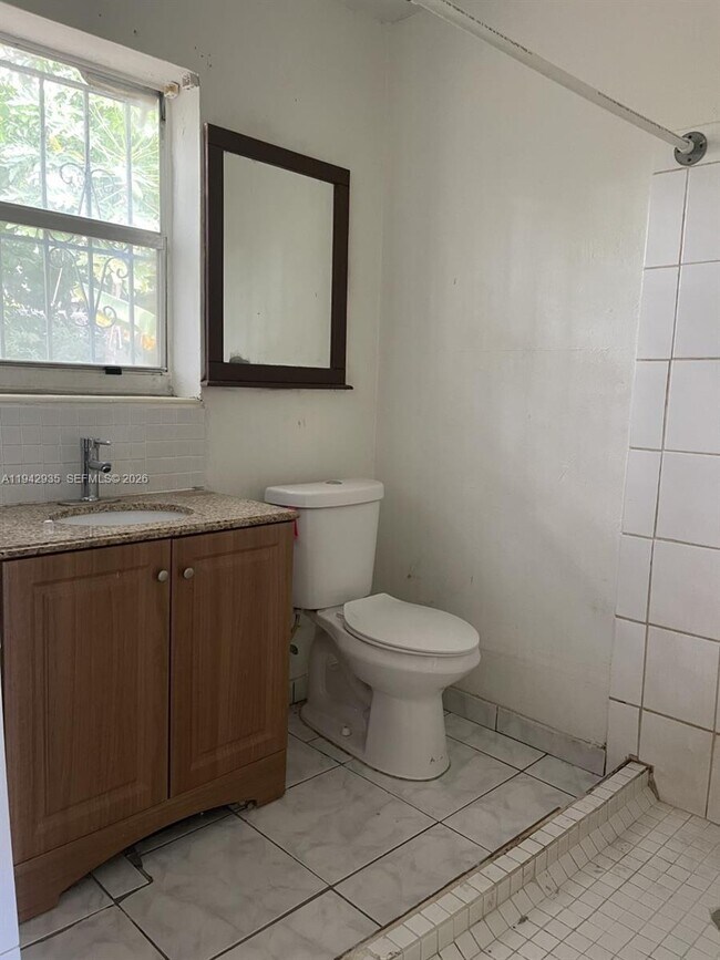 Building Photo - 2831 NW 13th Ct