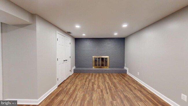 Building Photo - 6602 Greenview Ln