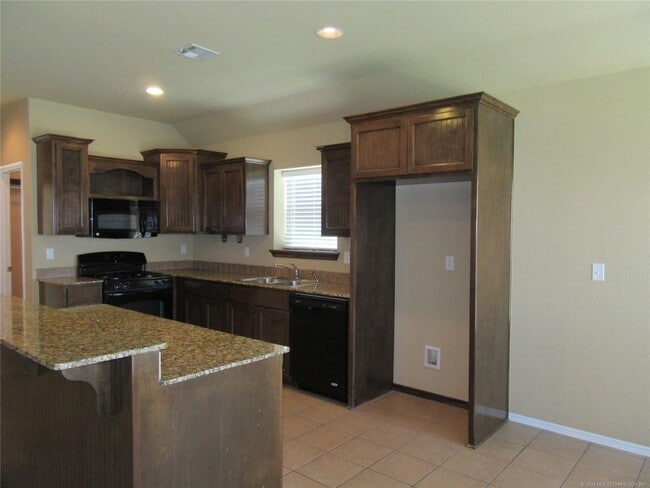 Building Photo - 4 Bed | 2 Bath in Owasso!