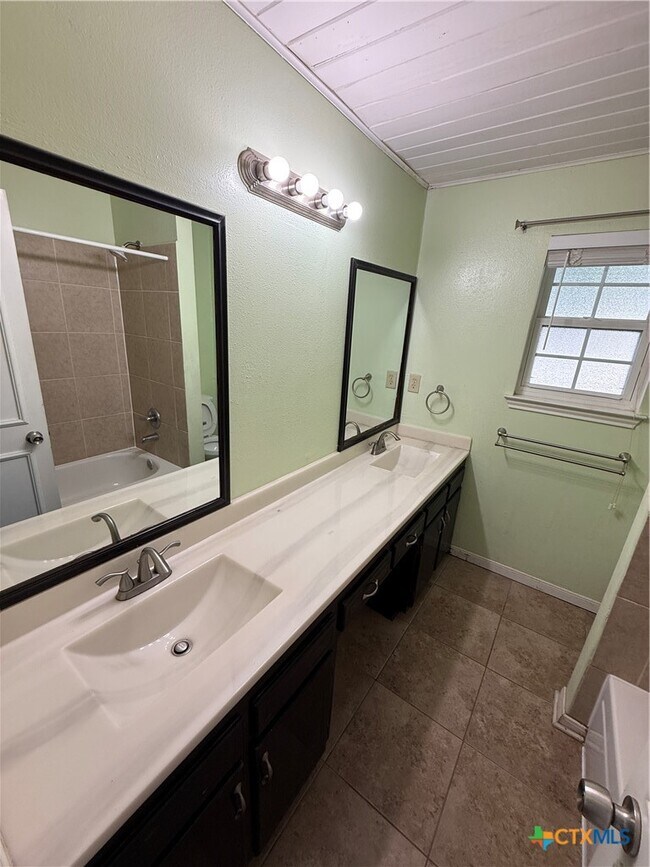 Building Photo - 2401 Ridglea Ct