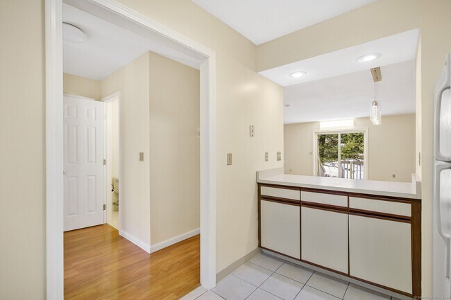 Building Photo - 94 Oak Ridge Dr