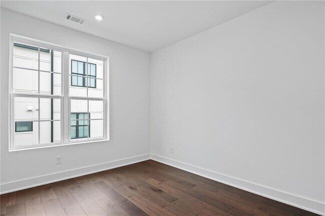 Building Photo - 201 New St