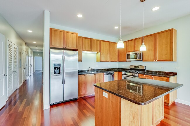 Building Photo - Available July 1st - 3 Bedroom in Wicker Park