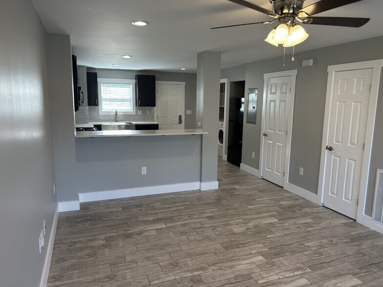 Building Photo - 2611 Lakevilla Dr