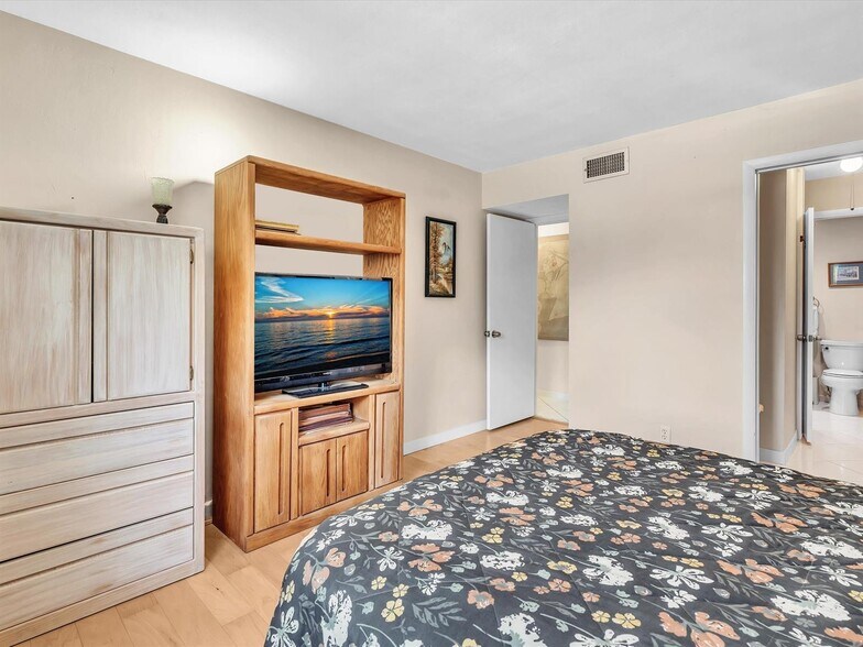 Building Photo - 3020 NE 16th Ave