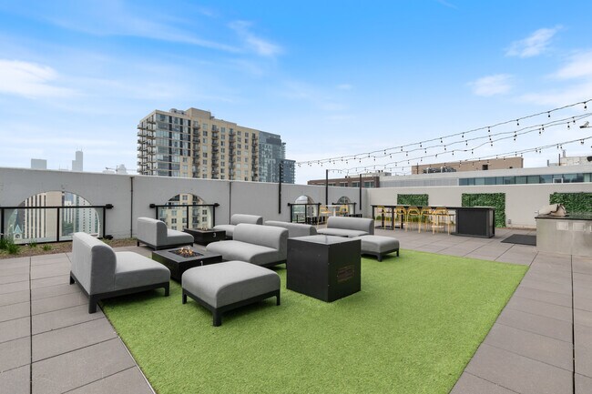 Building Photo - 1250 N La Salle Dr