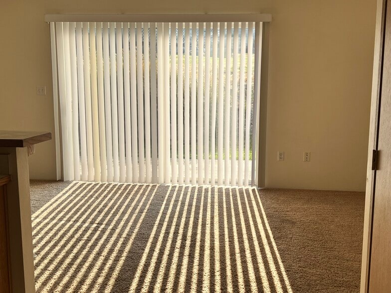 morning light in living room - 5557 Glenridge Way